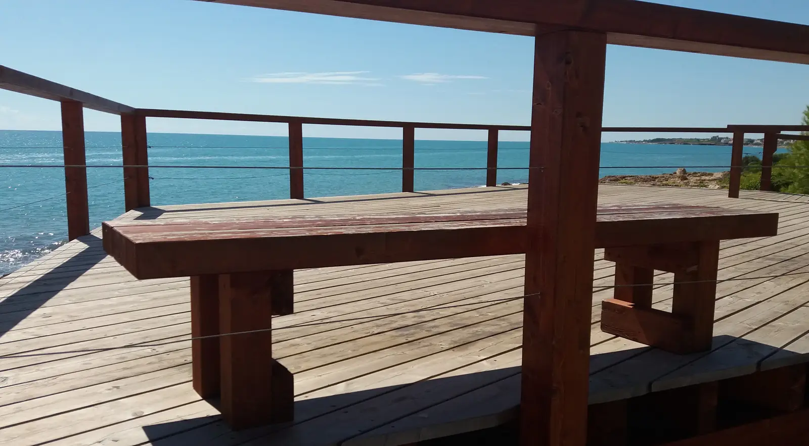 Banc en bois au bord de la mer à Alcossebre