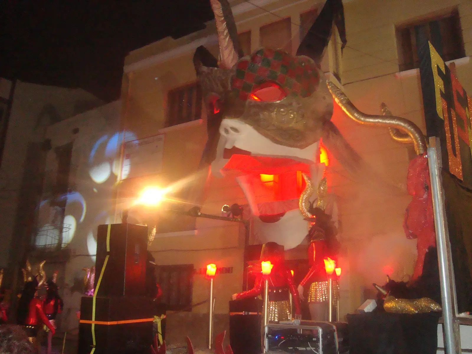 Char du Carnaval d'Alcalà de Xivert-Alcossebre la nuit