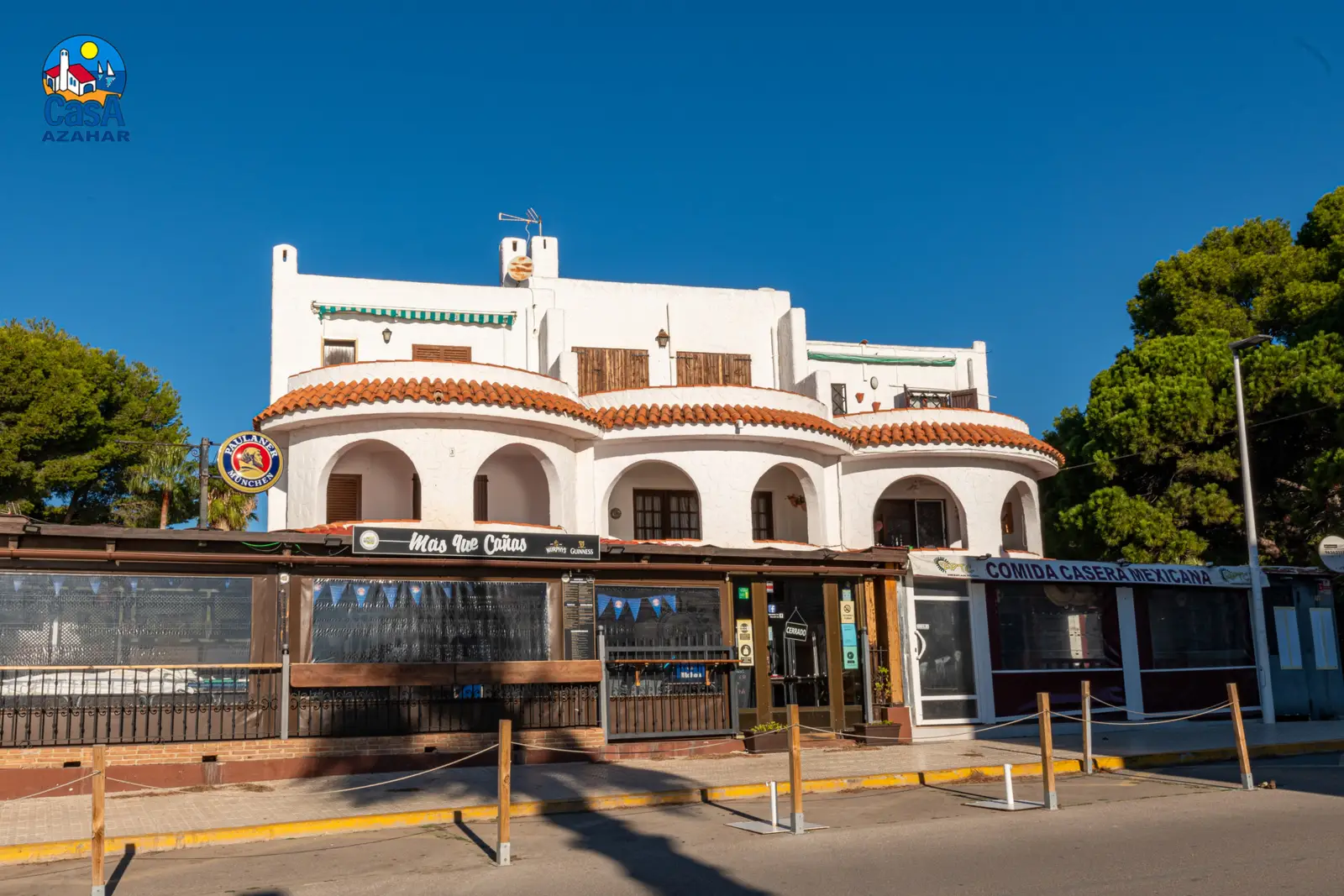 Immeuble des appartements Ibiza sur la promenade du Cargador, avec des restaurants au rez-de-chaussée