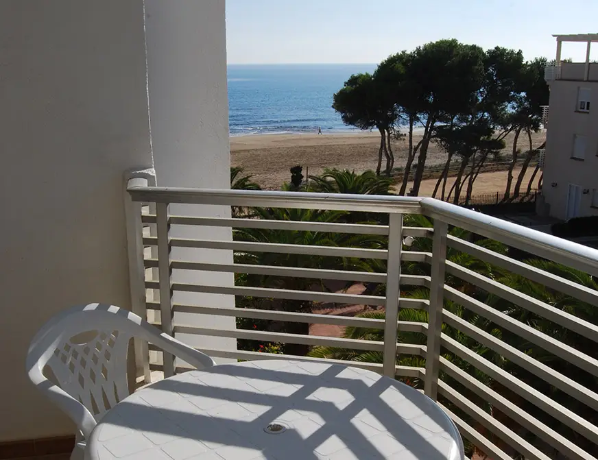 Balcon d'un appartement standard de Las Margaritas avec vue sur la plage du Cargador et les pins